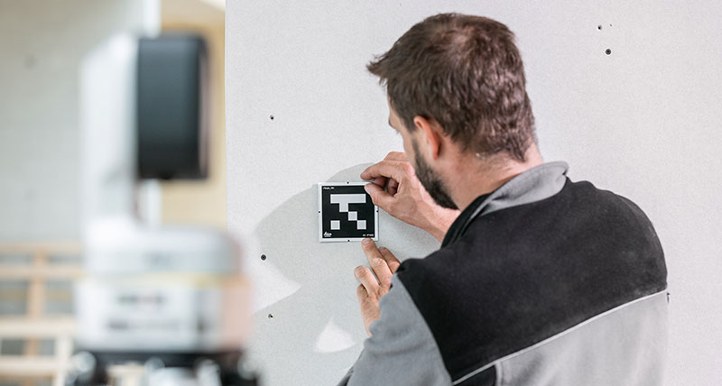 Construction worker using vTargets to easily relocate the Leica iCON iCS50.